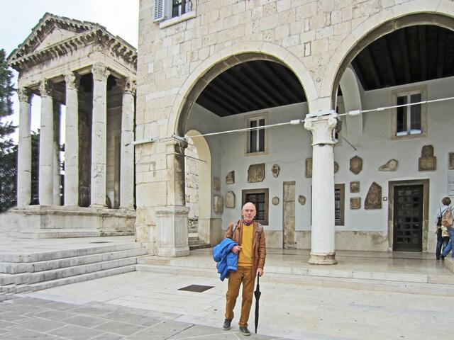 07.- 13.10.2013  Perle Istrien. 
Pula - Stadtrundgang.  
10.10.2013.                                                                             Pula - Kroatien.                                                                Forum (1. Jhdt. v. Chr.).                                                                   Palazzo munizipale - Rathaus (1296).