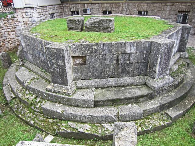 07.- 13.10.2013  Perle Istrien. 
Pula - Stadtrundgang.  
10.10.2013.                                                                             Pula - Kroatien.                                                              Römisches achteckiges Mausoleum.
(1. Jhdt.)