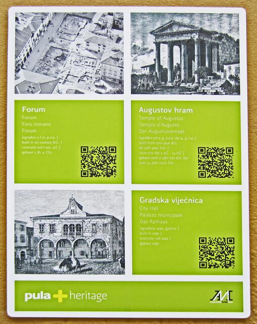 07.- 13.10.2013  Perle Istrien. 
Pula - Stadtrundgang.  
10.10.2013.                                                                             Pula - Kroatien.                                                                Forum (1. Jhdt. v. Chr.).                                               Augustustempel (1. - 14. Jhdt. n. Chr.).                          Palazzo munizipale - Rathaus (1296).