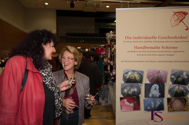 Friedberger Kunsthandwerkermarkt 2013 in der Friedberger Stadthalle - Marianne Müller-Kieser (im Gespräch mit myheimat-Reporterin Sabina Scherer) gestaltet aus einfachen Schirmen handbemalte Kunstwerke