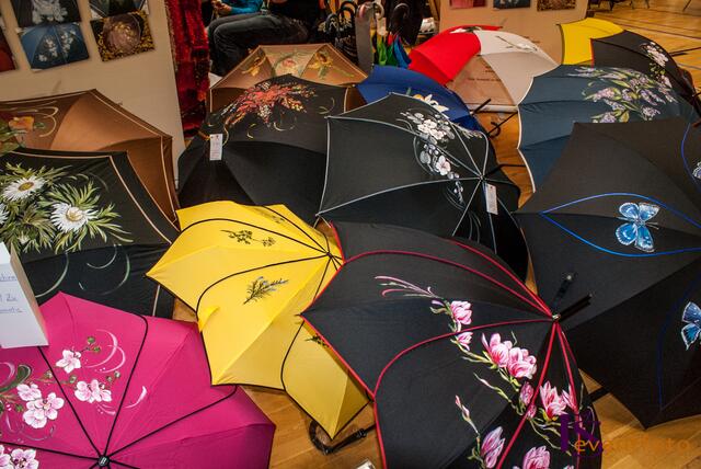 Friedberger Kunsthandwerkermarkt 2013 in der Friedberger Stadthalle - Marianne Müller-Kieser macht aus einfachen Schirmen handbemalte Kunstwerke