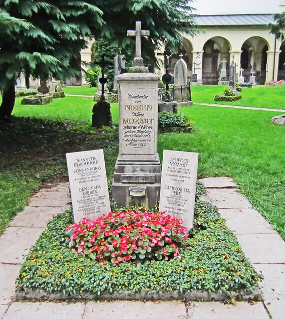 07.- 13.10.2013  Perle Istrien. 
Heimfahrt. 12. - 13.10.2013.                                                               12.10.2013. Salzburg.                                                    Friedhof St. Sebastian.                                                      Grabstätte der Familien
Mozart - Nissen - Weber -Doppler. 
Grab von Mozarts Witwe und Familie.