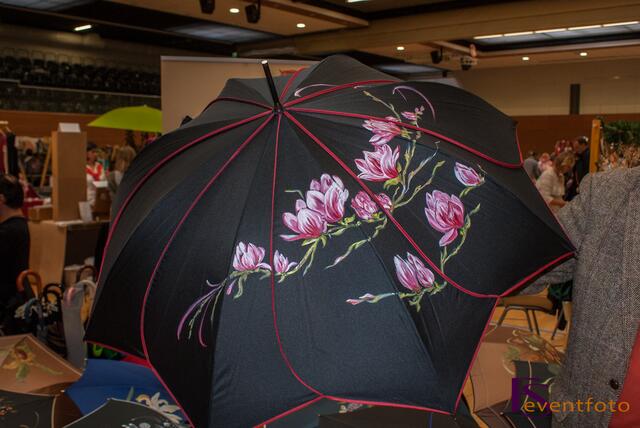 Friedberger Kunsthandwerkermarkt 2013 in der Friedberger Stadthalle - Marianne Müller-Kieser macht aus einfachen Schirmen handbemalte Kunstwerke