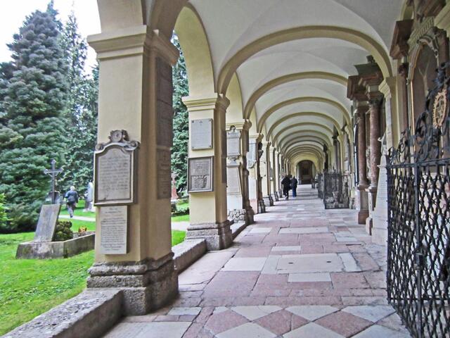 07.- 13.10.2013  Perle Istrien. 
Heimfahrt. 12. - 13.10.2013.                                                               12.10.2013. Salzburg.                                                    Friedhof St. Sebastian.                                Friedhofsarkaden.