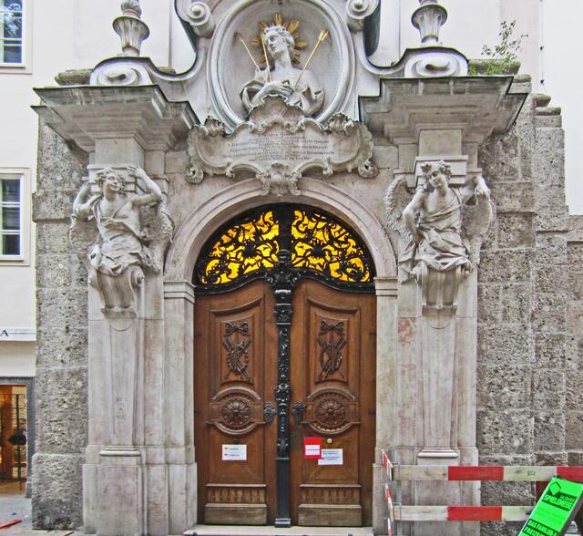 07.- 13.10.2013  Perle Istrien. 
Heimfahrt. 12. - 13.10.2013.                                                               12.10.2013. Salzburg.                                                        Linzer Gasse.                                                   Sebastianskirche (1749–1753). Barock.                                  Das Portal an der Linzergasse.