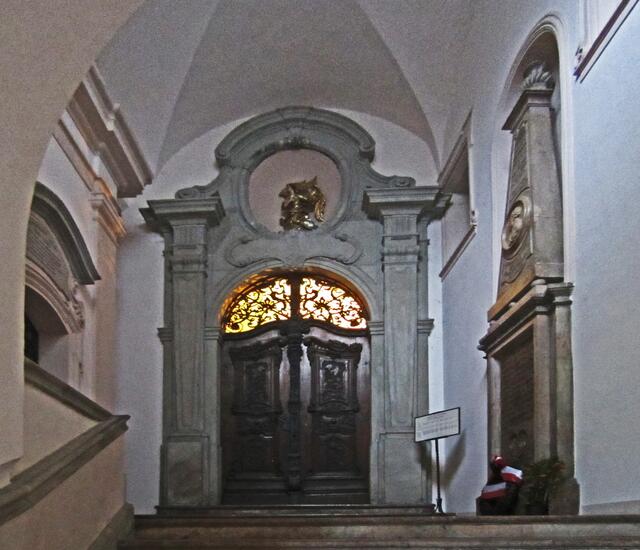 07.- 13.10.2013  Perle Istrien. 
Heimfahrt. 12. - 13.10.2013.                                                               12.10.2013. Salzburg.                                                    Friedhof St. Sebastian.                                             Paracelsus-Grabmal in den Gruftarkaden.