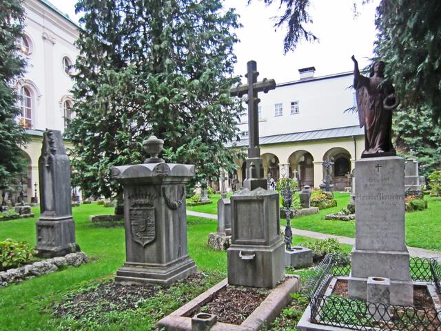 07.- 13.10.2013  Perle Istrien. 
Heimfahrt. 12. - 13.10.2013.                                                               12.10.2013. Salzburg.                                                    Friedhof St. Sebastian.                                              Gräberfeld.
