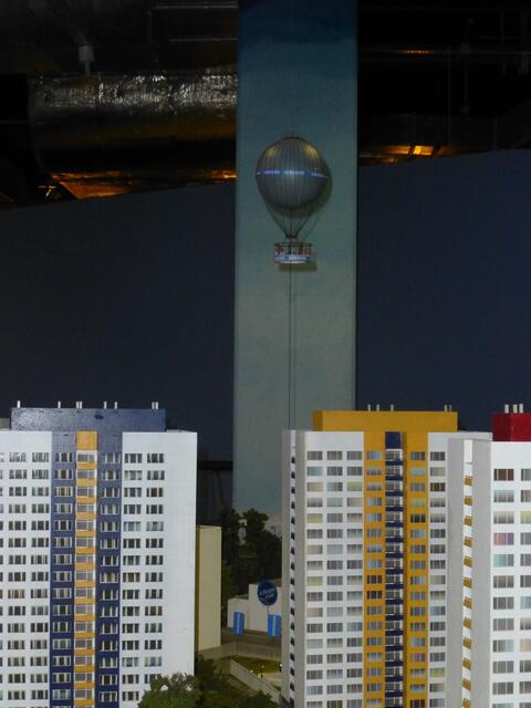 Der Heißluftballon kann aufsteigen und auch wieder sinken