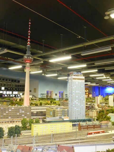 Der Fernsehturm am Alex, das Hochhaus rechts ist das Park-Inn Hotel