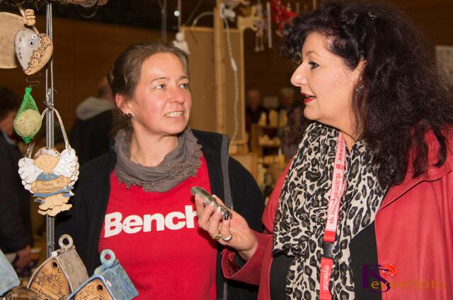Friedberger Kunsthandwerkermarkt 2013 in der Friedberger Stadthalle - Die Stätzlinger Kunsthandwerkerin Daniela Augustin im Gespräch mit myheimat-Reporterin Sabina Scherer