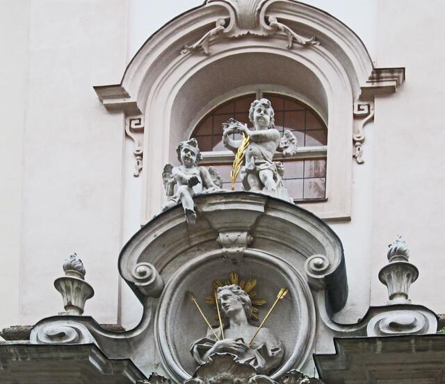 07.- 13.10.2013  Perle Istrien. 
Heimfahrt. 12. - 13.10.2013.                                                               12.10.2013. Salzburg.                                                        Linzer Gasse.                                                   Sebastianskirche (1749–1753). Barock.                                  Das Portal an der Linzergasse.