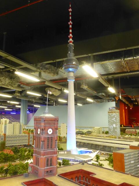 Der Fernsehturm am Alex, davor das Rote Rathaus und im Hintergrund rechts das Park-Inn Hotel am Alexanderplatz