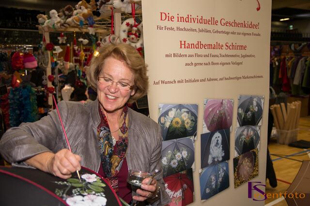 Friedberger Kunsthandwerkermarkt 2013 in der Friedberger Stadthalle - Marianne Müller-Kieser macht aus einfachen Schirmen handbemalte Kunstwerke