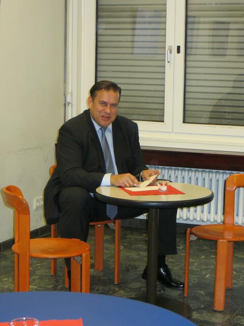 Der Moderator Matthias Gleichmann bereitet sich auf den Konzertbeginn vor!