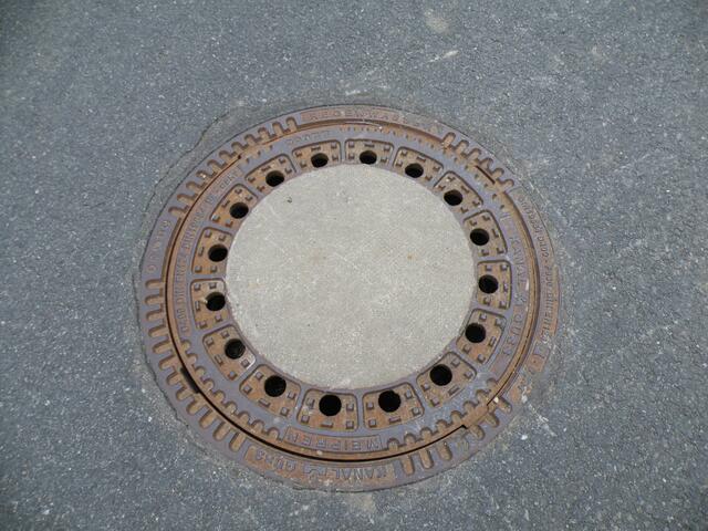 6. Dorfstraße: unmarkierter Regenwasserkanaldeckel