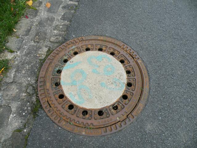 4 . Dorfstraße: unmarkierter Schmutzwasserkanaldeckel