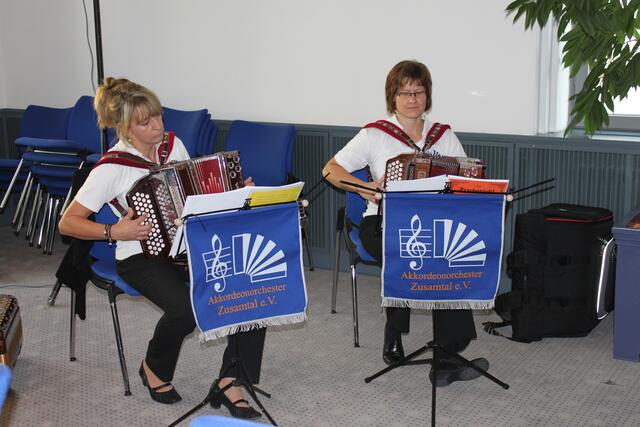Andrea Aumiller und Steffi Saule an der "Ziach"  an der Steirischen Harmonika