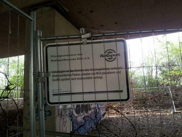 330 Meter Zaun frieden das Gelände ein.