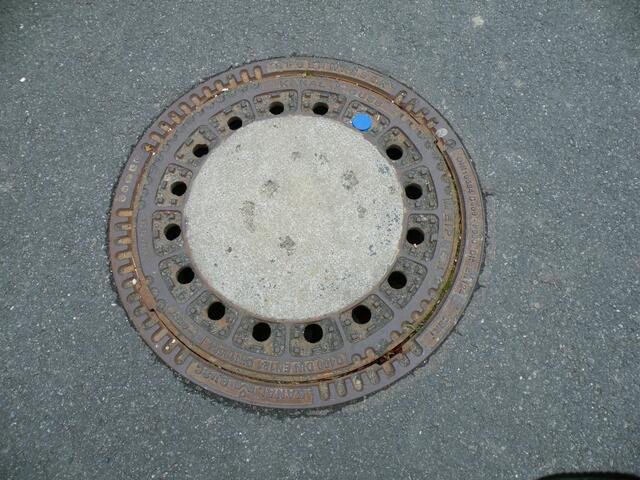5 . Dorfstraße: blaue Markierung auf Regenwasserkanal