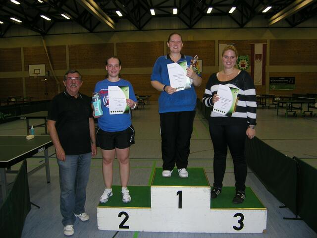 Damen-C-Klasse-Einzel: v.l. Jürgen Hoffmann, Tina Knöpfle (PSV), Jutta Martin und Isabell Knerr