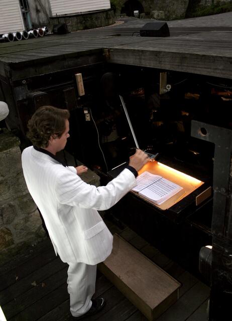 Ganz in Weiß: Im Tecklenburger Orchestergraben ist „das Kläuschen“ seit 2001 als Musikalischer Leiter vieler Erfolgsproduktionen eine feste Größe. | Foto: Heiner Schäffer