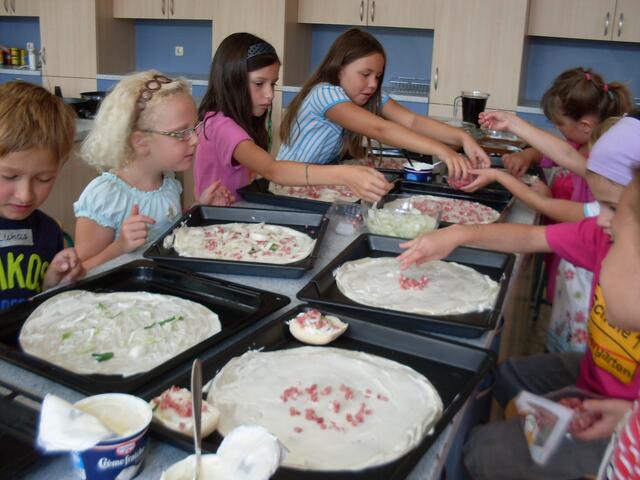 Beim französischen Kochkurs waren die Kinder mit Eifer dabei, Elsässer Flammkuchen zu belegen