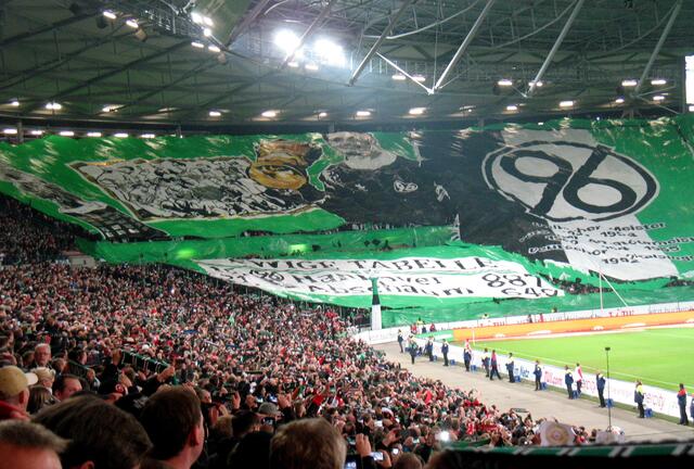 Und auch die Choreografie ist es, zumindest auf den ersten Blick. Doch wenn die Braunschweiger damit als Abschaum bezeichnet werden, disqualifiziert sie sich selbst. So etwas wollen wir nicht im Stadion haben. Ein Armutszeugnis für die Nordkurve.