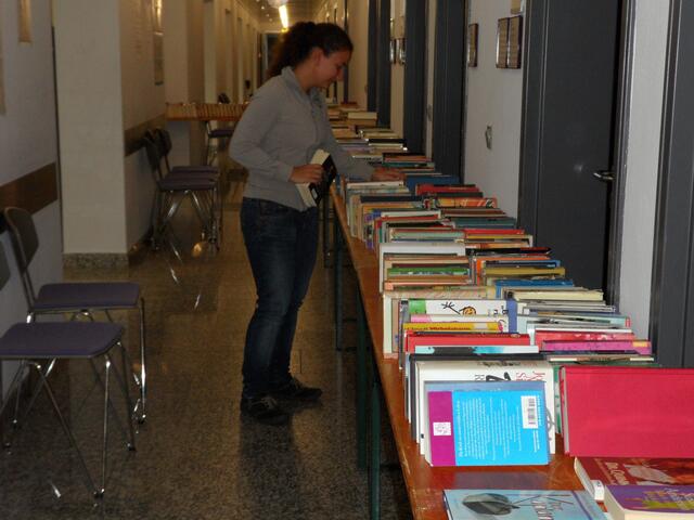 Da fiel die Wahl schwer: reichliches Angebot und großes Interesse beim Bücherbasar | Foto: privat