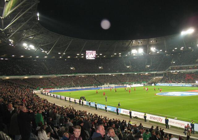 47 000 Fans freuen sich im ausverkauften Stadion auf einen großen Fußballabend.