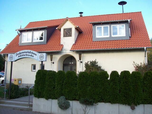 Auch wenn das Dorfgemeinschaftshaus Mittelrode (Rodelandstr. 3, 31832 Springe-Mittelrode) eigentlich kein sakraler Raum ist: hier werden 2 x im Jahr Gottesdienste gefeiert; einer davon ist der Neujahrsgottesdienst am Mittwoch, den 1. Januar 2014