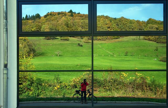 Spiegelung im Fenster eines Rewemarktes, der Im letzten Jahr nicht nur für die Menschen im entlegenen Münstertal errichtet wurde, sondern auch für die im Hochsvchwarzwald. Er wurde der Umgebung angepasst und sört  damit nicht das Gesamtbild des schönen Münstertales. Habe diese schöne Spiegelung erst Gesestern auf der Heimfahrt aus dem Schwarzwald enttdekt.
