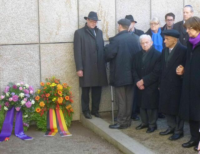 Auch Auschwitz-Überlebender Salomon Finkelstein ( 2. von rechts) wohnt der Gedenkfeier bei.