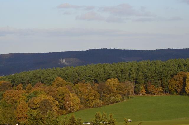 Hier ist noch viel Laub an den Bäumen - im Hintergrund die Kugelsburg bei Volkmarsen