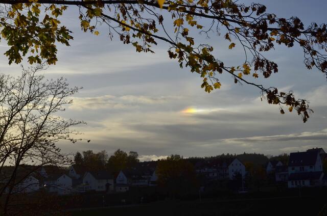 Wieder am See - der zweite Halo erweckt Aufmerksamkeit  - ein paar Leute haben so was noch nie gesehen, auch sie schauen .....................