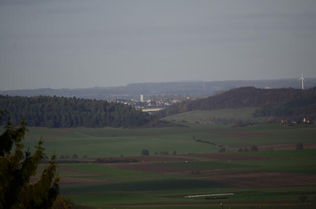 Von einer Anhöhe hinter Neu-Berich ein Blick bis nach NRW - der Turm gehört zur Feuerwache in Warburg