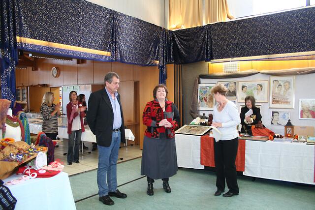 Dr. Marianne Nain, Claudia Meyer-Bairam und Wilfried Lies (v .r.) eröffneten den Goßfelder Kunstmarkt.