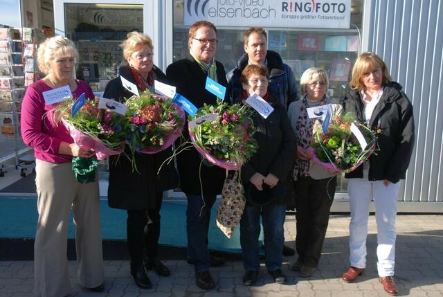 Garbsen, Auf der Horst, Planetencenter: Bürgermeister Heuer (3.v.li) eröffnet mit geschäftsinhaberInnen das "einkaufsdorf".
