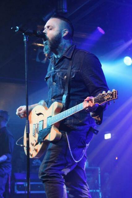 Justin Furstenfeld von Blue October singt "Sway" im Backstage Werk in München (4/5).