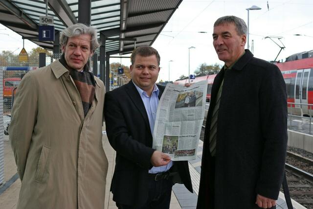 Während die Bürgermeister für die Presse posieren, wartet links eine Lok der Baureihe 155 auf ihren Einsatz, während rechts der Mittelhessen-Express wartet.