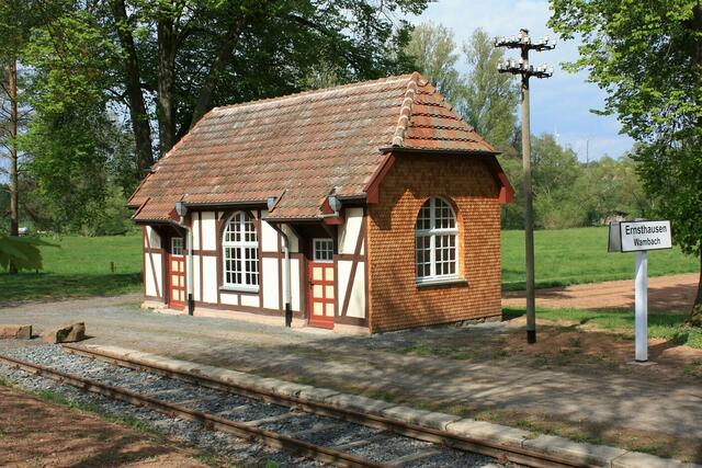 Tüchtige Bürger haben dafür gesorgt, dass wieder Gleise vor dem Bahnhof Ernsthausen-Wambach liegen - leider sind sie zu kurz für den Zugverkehr.