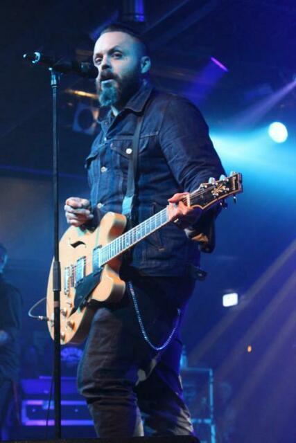 Justin Furstenfeld von Blue October singt "Sway" im Backstage Werk in München (5/5).