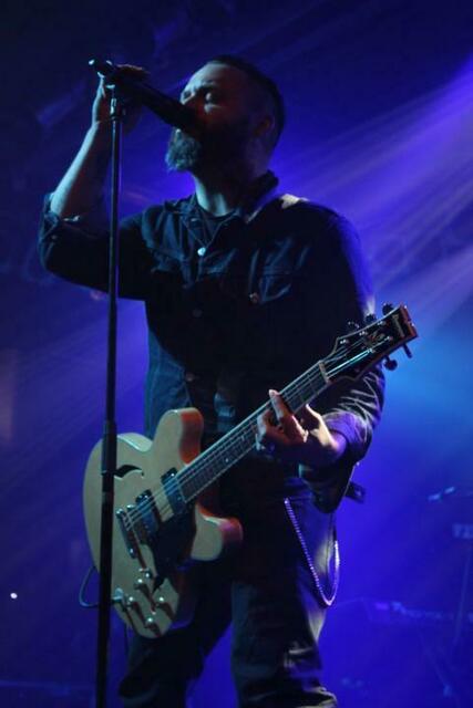 Justin Furstenfeld von Blue October singt "Sway" im Backstage Werk in München (3/5).