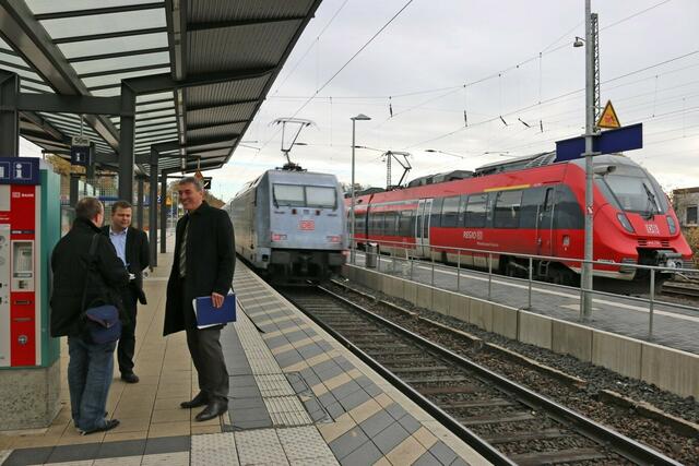 Der InterCity überholt den Mittelhessen-Express.
