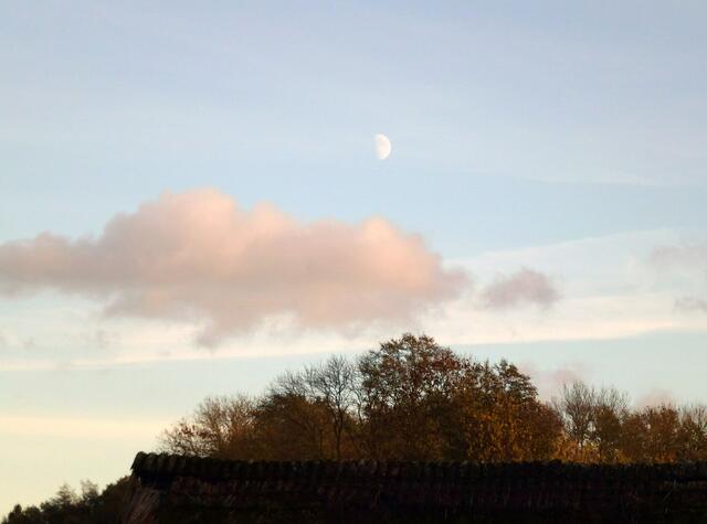 Es ist Spätnachmittag und der Mond steht sichtbar über dem Bootshaus.