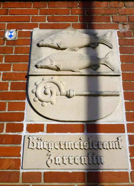 Das Wappen mit Schaalsee-Edelmaränen und Krummstab als Abtsstab und Hirtenstab als Hinweis auf das Kloster.
