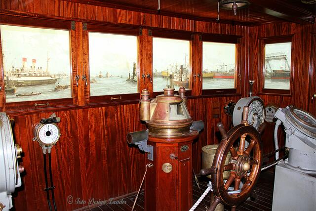 ein Blick durch die fenster zeigt im Hafen ist einiges los