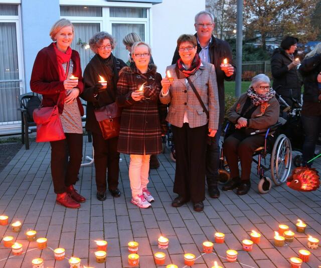 Die Kampagne "Eine Million Sterne" setzt in Stadtallendorf ein Zeichen der Ökumene: Die Verantwortlichen (v.l.n.r.) Einrichtungsleiterin Bärbel Schwertmann, katholische Gemeindereferentin Marlies Franke, Mitorganisatorin Martina Werner, Künstlerin Lydia Beier, evangelischer Pfarrer Thomas Peters