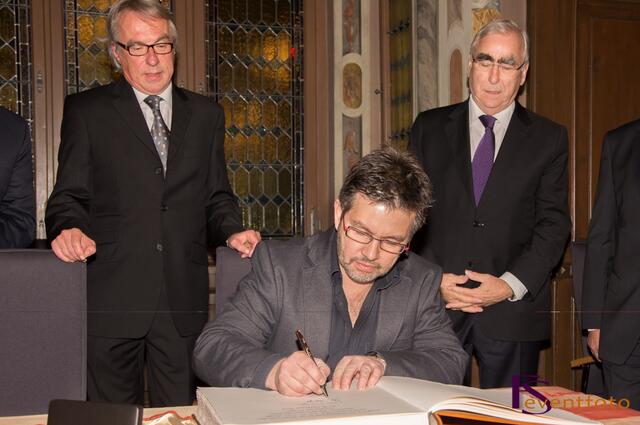 Friedberger Flügel 2013 - Wolfgang Auer beim Eintrag ins Goldene Buch der Stadt Friedberg. Im Hintergrund v.l.: Friedbergs Bürgermeister Peter Bergmair und der ehemalige CSU-Vorsitzende Theo Waigel