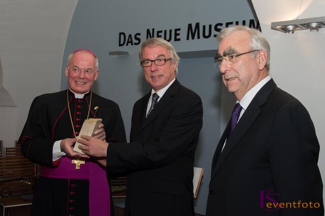 Friedberger Flügel 2013 - Der ehemalige CSU-Vorsitzende Theo Waigel bei der Laudatio auf Weihbischof Anton Losinger. Friedbergs Bürgermeister Peter Bergmair übergibt den Innovationspreis an Weihbischof Anton Losinger