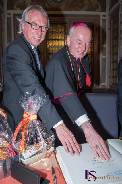 Friedberger Flügel 2013 - Preisträger Weihbischof Anton Losinger und Friedbergs Bürgermeister Peter Bergmair auf der Seite Papst Benedikt XVI im Goldenen Buch der Stadt Friedberg